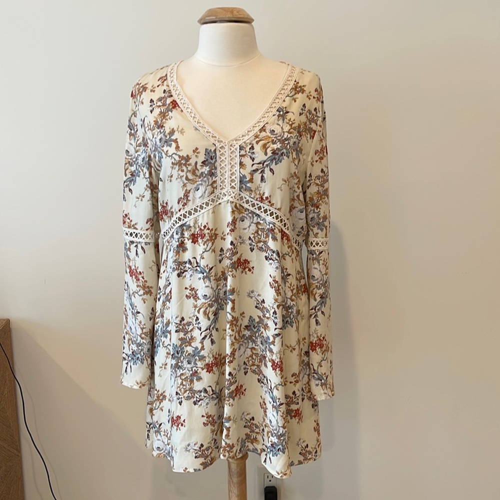 Cute dress! Worn once for a wedding. Very flattering!